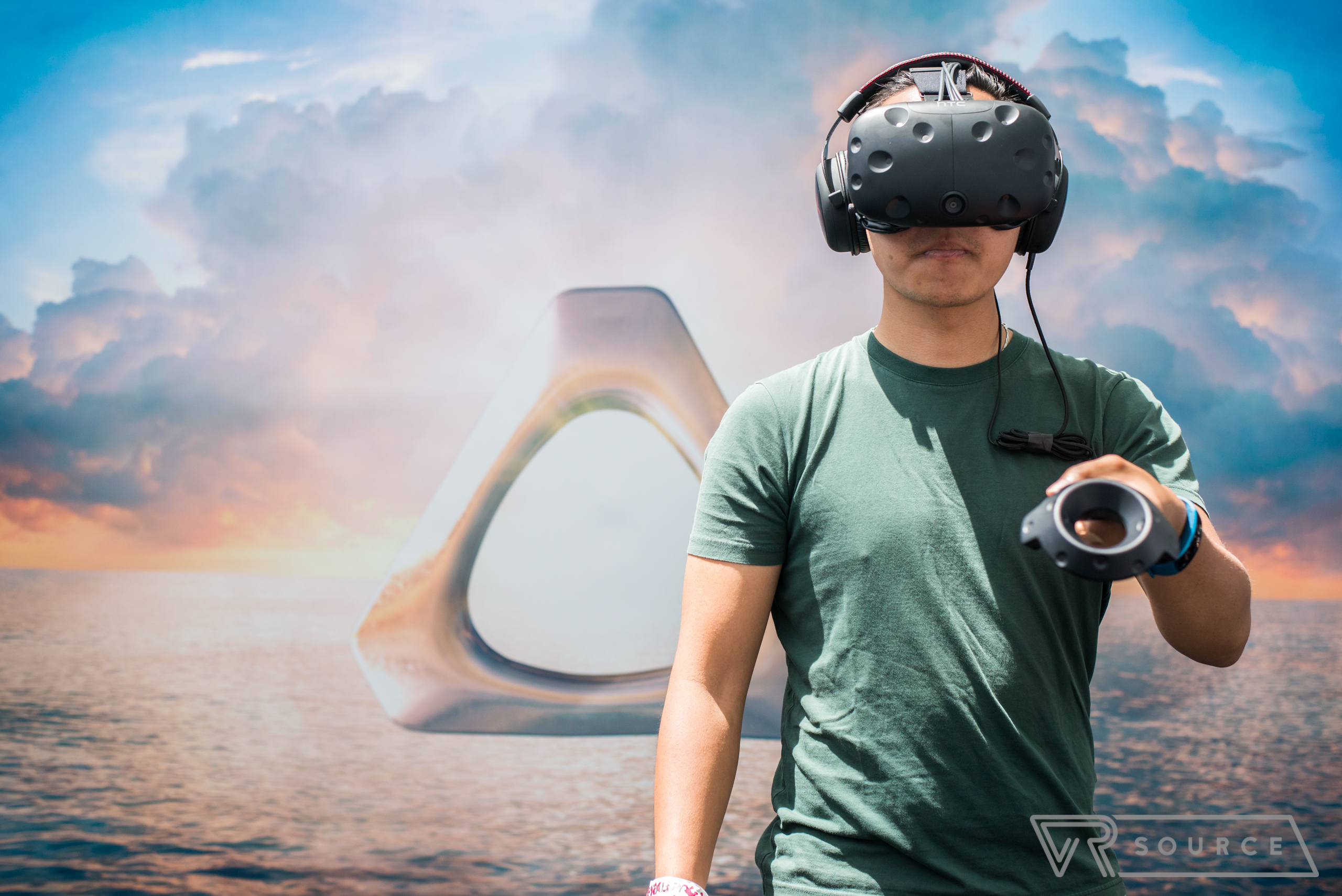 Человек в шлеме виртуальной реальности
